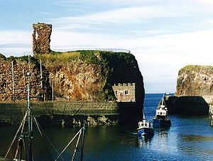 Dunbar Harbour and Castle, 1987.jpg