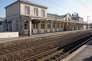 Gare de Chantilly-Gouvieux CRW 0837.jpg