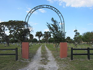 Melbourne Cemetery (Melbourne, Florida) entrance 001.jpg
