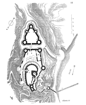 The outer bailey, at the top of the plan, is pentagon shaped and there are five towers spaced along the wall, three of which are at corners. The outer bailey leads to the middle bailey which is an irregular polygon; like the outer bailey, the walls of the middle bailey are studded with five towers. Within the middle bailey is the inner bailey at the bottom of the plan, which in turn contains the keep.