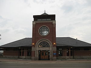 The Glen-North Glenview Metra Station.jpg
