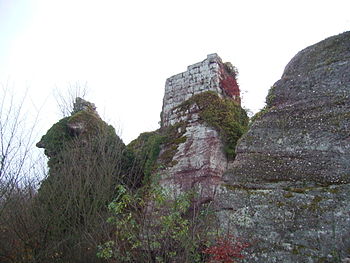 Ruins of the pentagonal keep of the Château du Grand Ringelstein