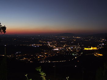 Spoleto-Veduta notturna della Valle spoletana.JPG