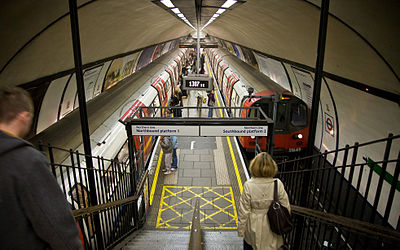 Clapham Common Tube Station Platforms - Oct 2007.jpg