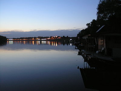 Rijeka Sava noć (pogled na grad).jpg