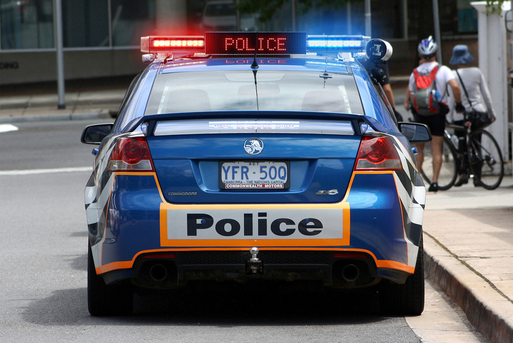 Is e police. Холден Полицейская машина. Авто Австралии Holben полиция. Police 500w устройство.