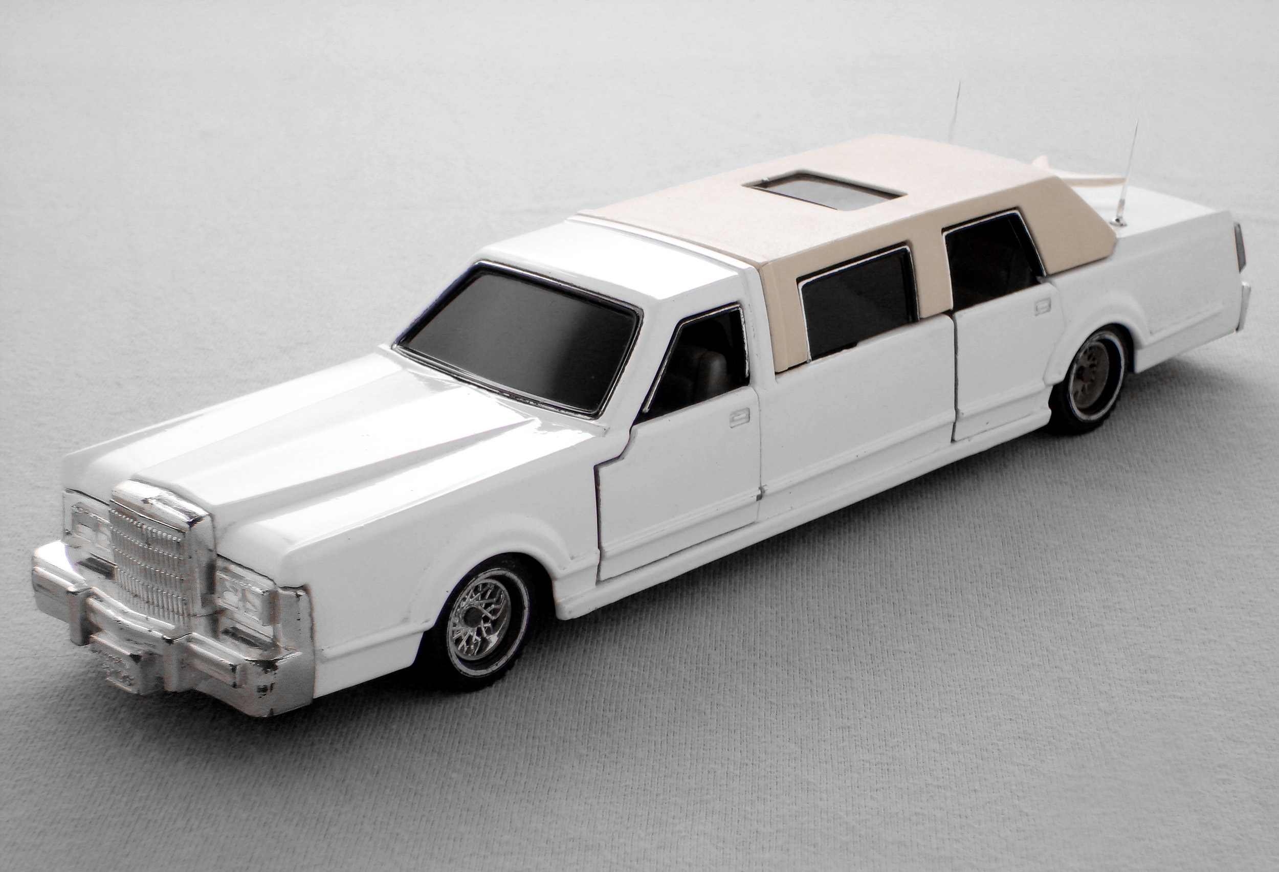 Игрушечные машинки лимузины. Majorette 1 58 Cadillac лимузин. Игрушка 90 Линкольн лимузин. Линкольн Таун кар игрушка. Машинки модельки лимузин.