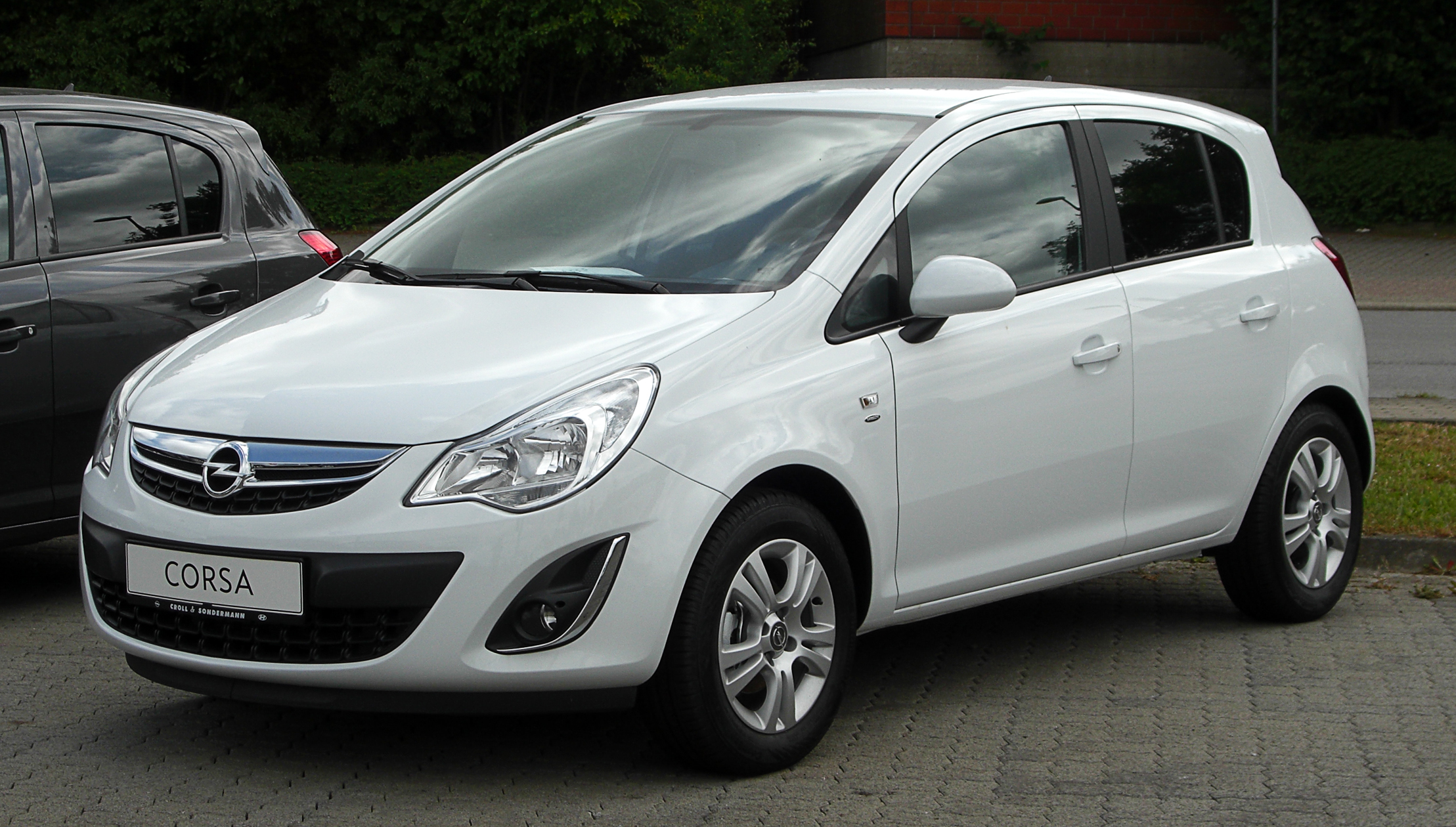 File:Opel Astra Design Edition (J) – Frontansicht, 14. August 2011,  Heiligenhaus.jpg - Wikimedia Commons